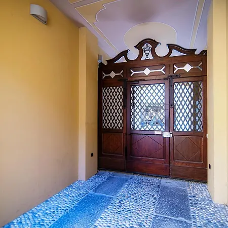 Sky Attic 72 - The House Of Travelers * Como