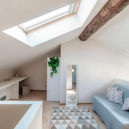 Sky Attic 72 - The House Of Travelers * Como