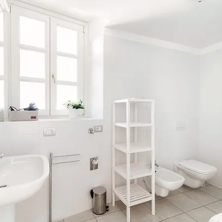 Sky Attic 72 - The House Of Travelers * 코모